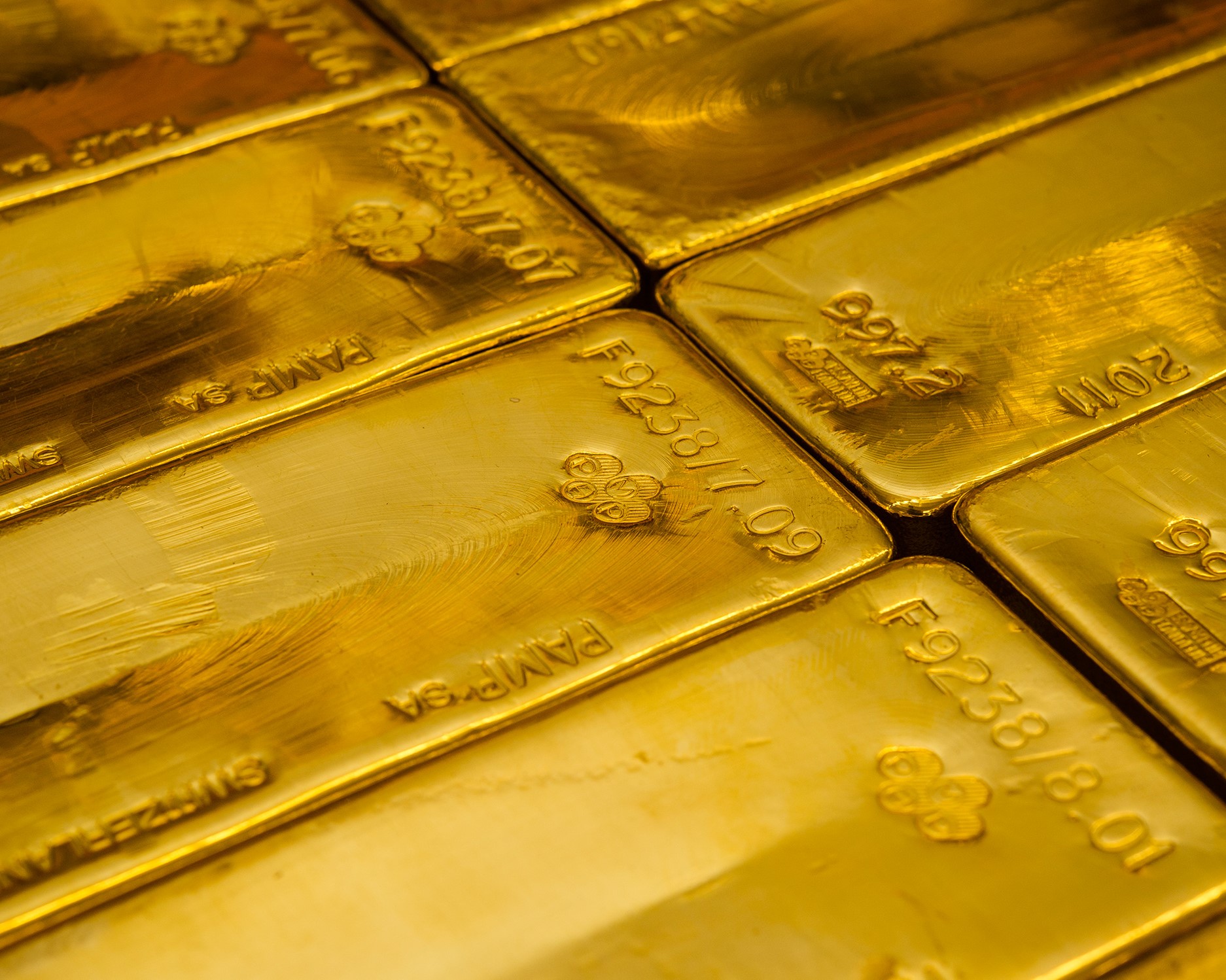 <p><strong>Gold Goes Its Own Way</strong></p>